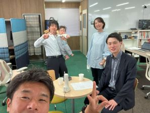 左から順に~どアップの人、仕事中パパ、0歳、育休中ママ、来月転勤する人 左から順に~どアップの人、仕事中パパ、0歳、育休中ママ、来月転勤する人