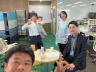 左から順に～どアップの人、仕事中パパ、０歳、育休中ママ、来月転勤する人